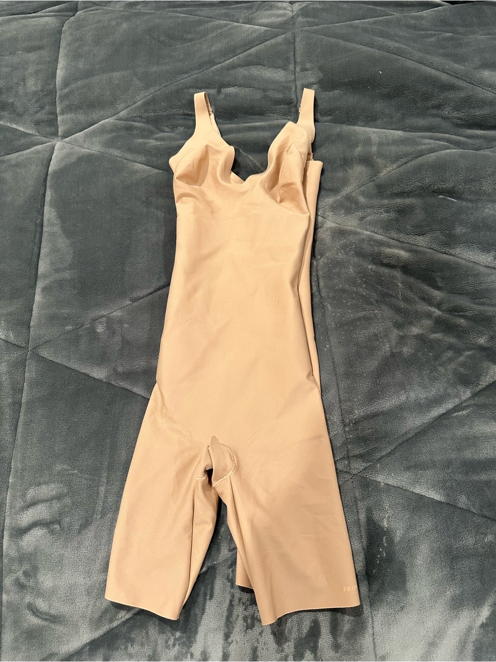 SKIMS Sculpting Mid-Thigh Bodysuit - Beige - NWOT never worn